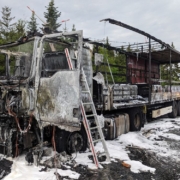 Der LKW brannte komplett aus. Bild: News5/Mertel