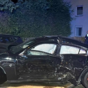 Der Dodge nach dem Unfall in der Bayreuther Albrecht-Dürer-Straße. Foto: bt-Redaktion
