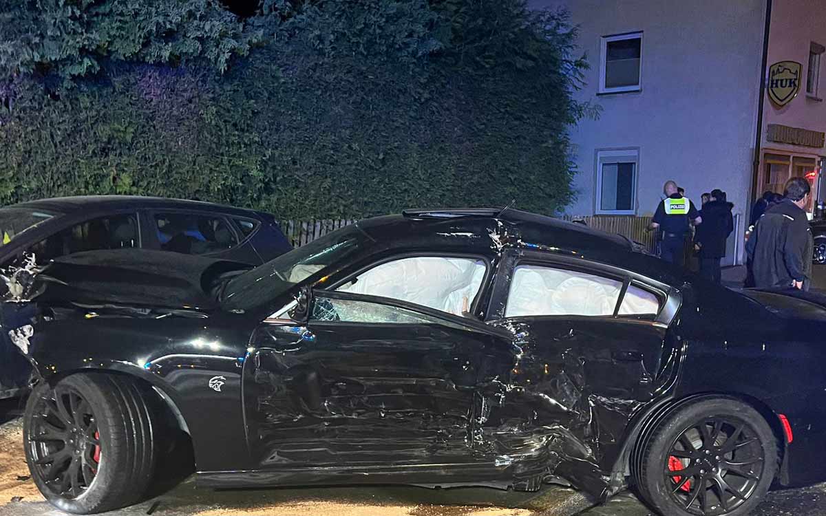 Der Dodge nach dem Unfall in der Bayreuther Albrecht-Dürer-Straße. Foto: bt-Redaktion