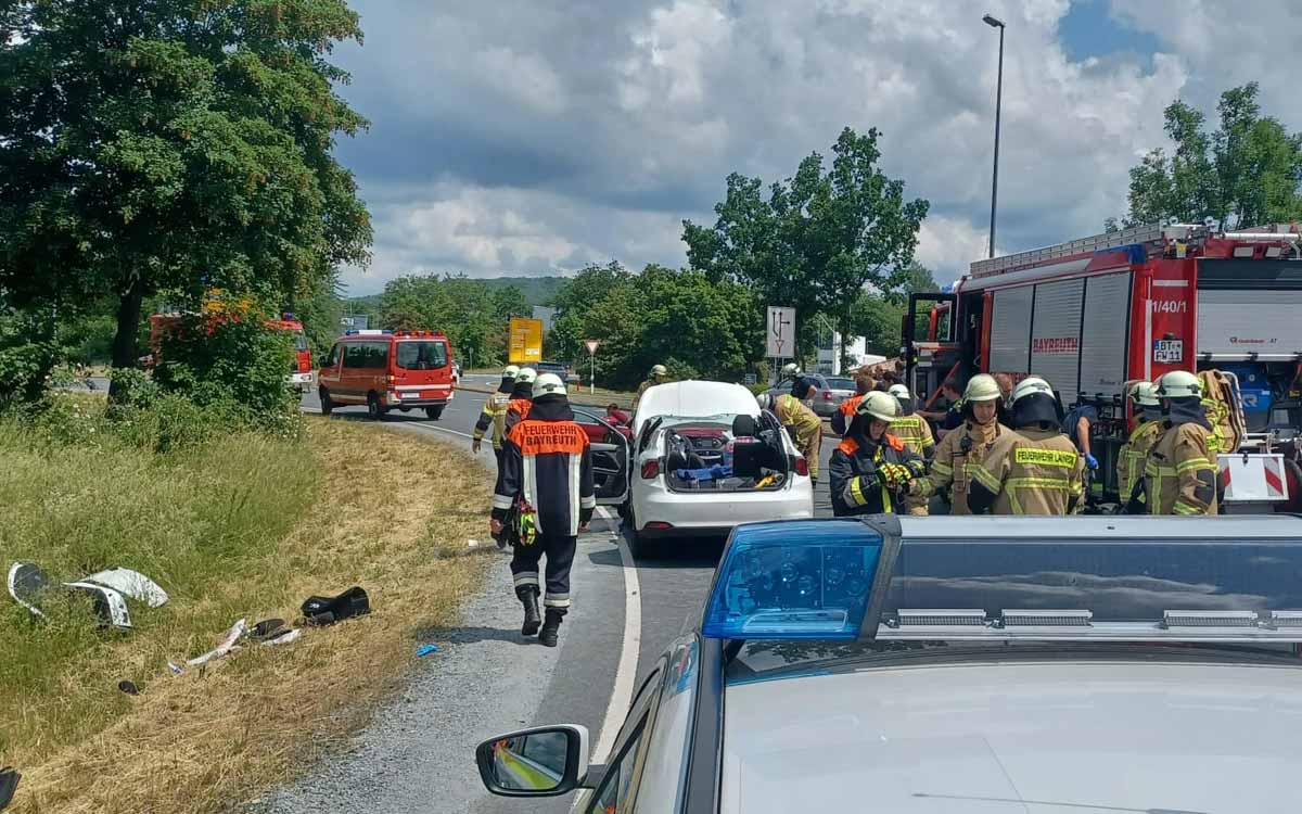 Der Rettungseinsatz im Kreisverkehr. Foto: Feuerwehr Laineck