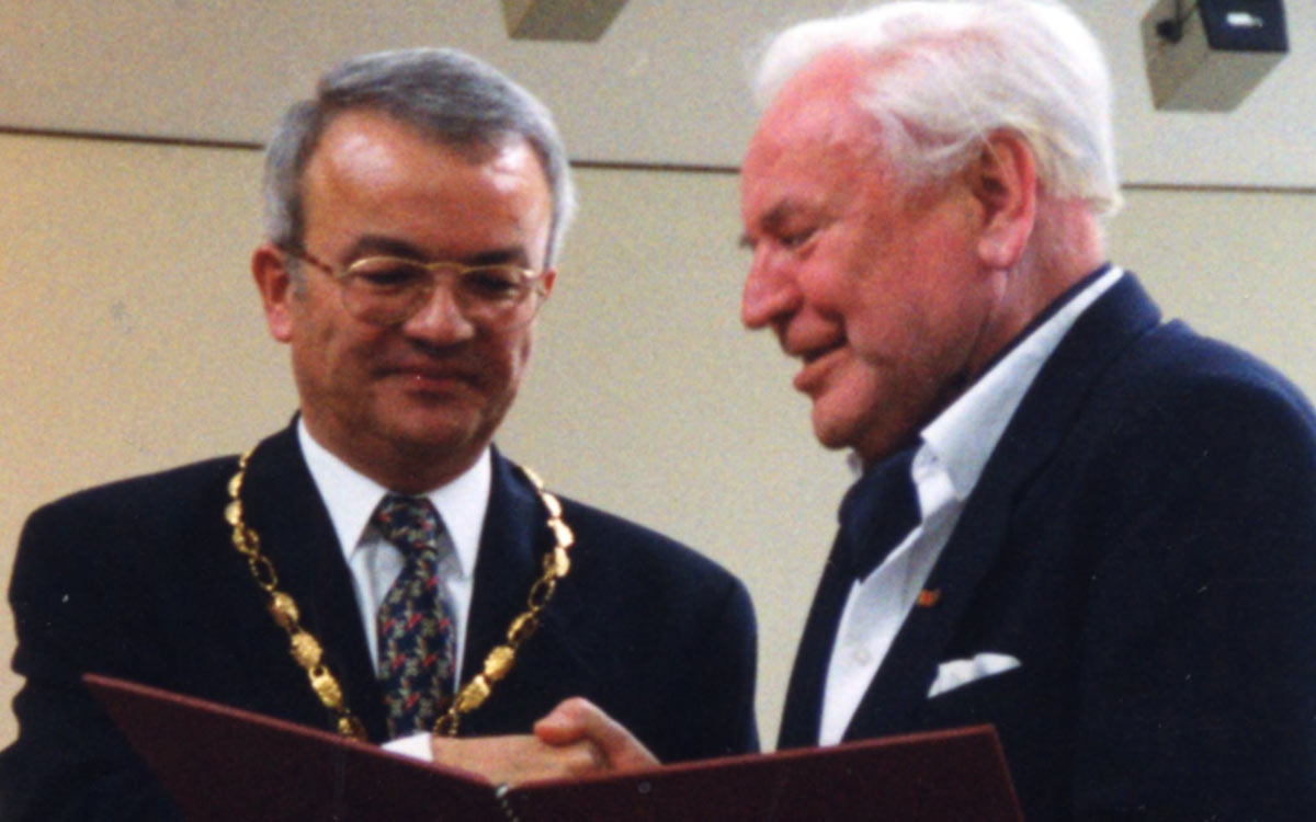 Peter Färber (r.) wird am 15. Mai 1996 vom damaligen Bayreuther Oberbürgermeister Dieter Mronz zum Ehrenbürger ernannt. Foto: Stephan Müller