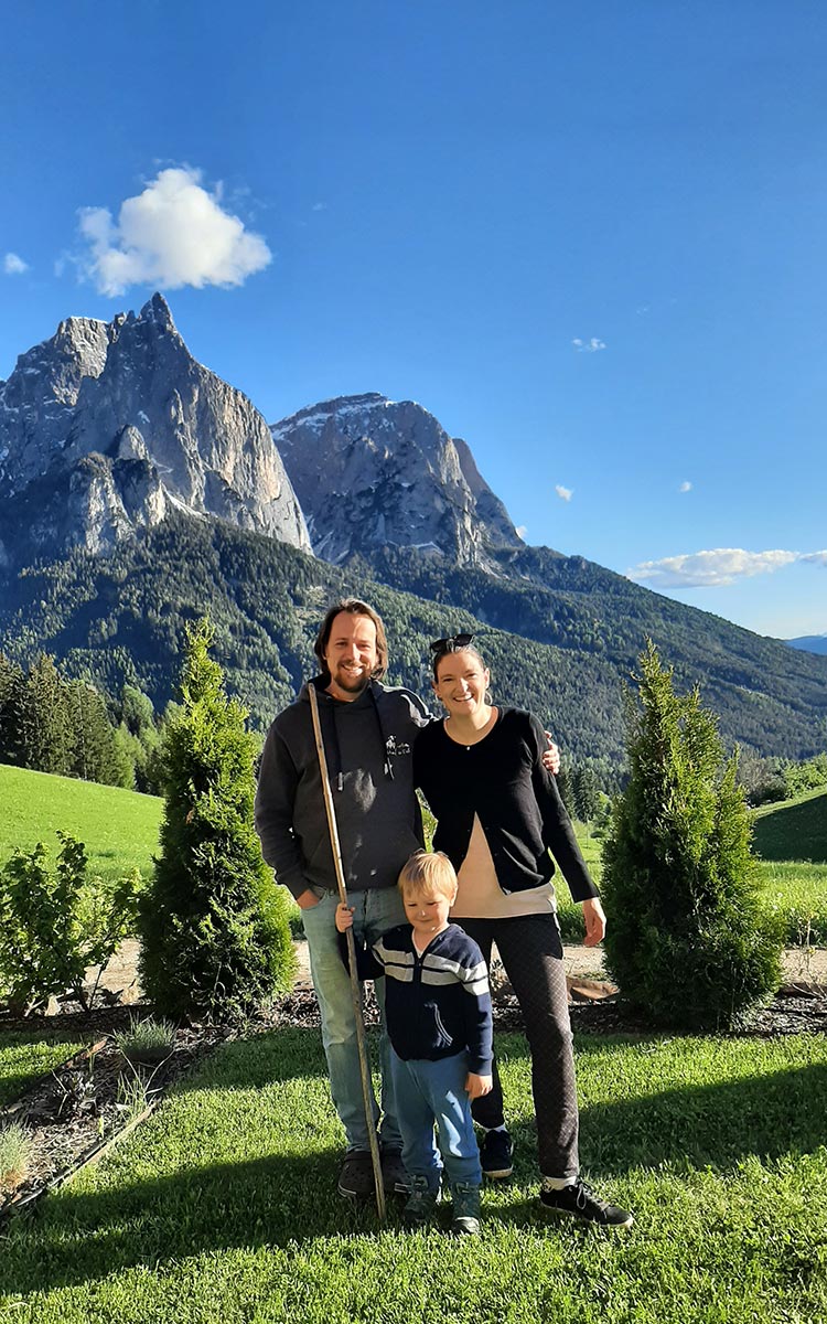 Familie Rier mit Sohn in den Dolomiten bei Südtirol ©Hof zu Fall