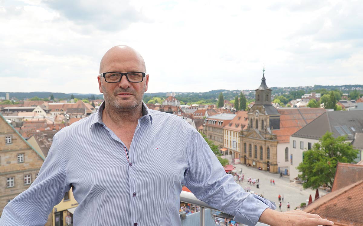 Über den Dächern von Bayreuth: Bernd Deyerling auf der Terrasse des Karstadt-Restaurants. Foto: bt-Redaktion
