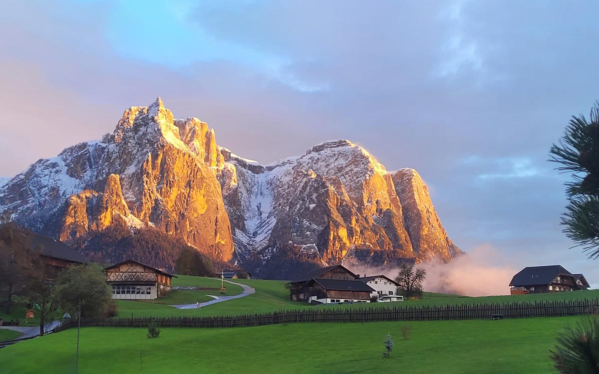 Nicht nur die Natur blüht in Südtirol, sondern auch die Berge, wenn die Sonne richtig steht ©Hof zu Fall