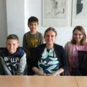 Die Kinderreporter Morgan (v.l.), Leo, Johannes, Alexandra und Esther haben vorab Professorin Schenk interviewt. Foto: Universität Bayreuth