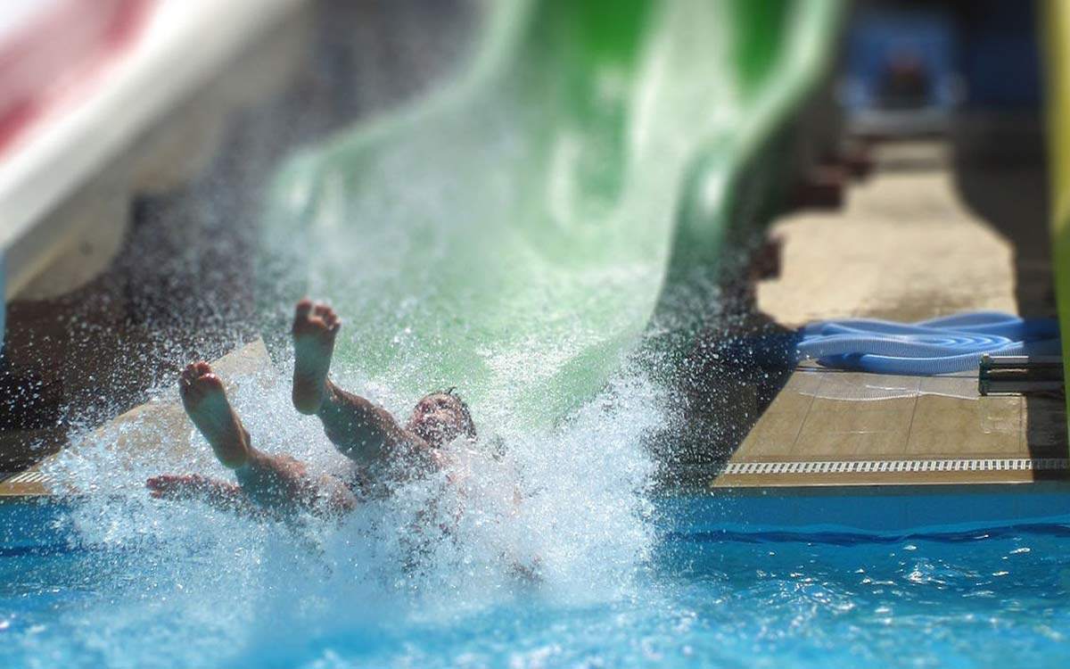 Der unbekannte Badegast prallte beim Ausgang der Rutsche gegen den Kopf des Kindes. Symbolbild: Pixabay