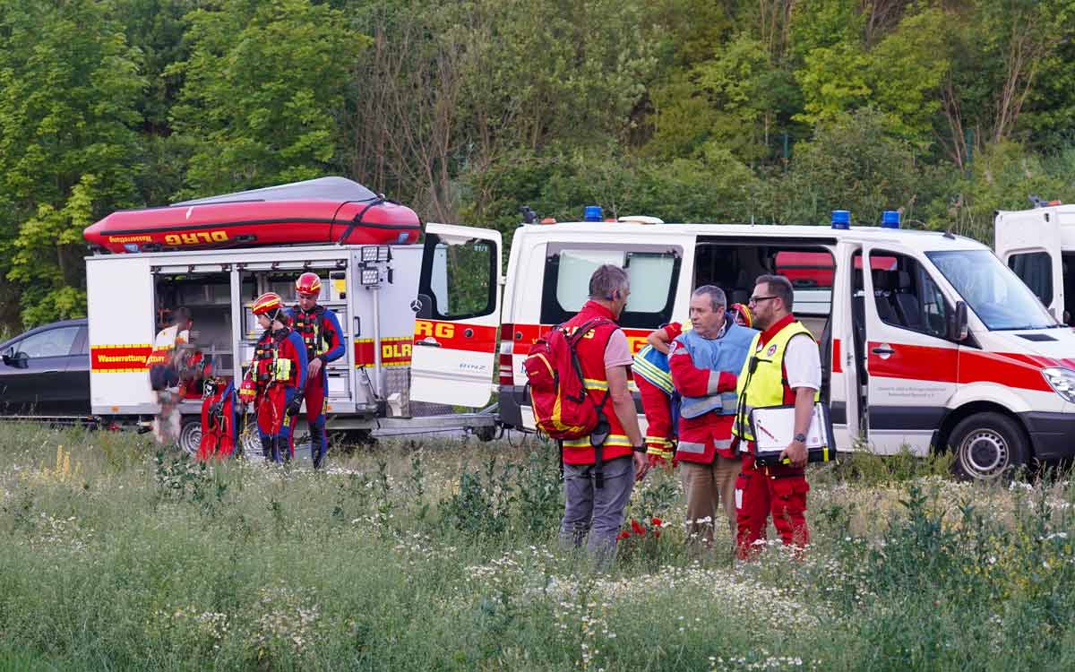 Die Rettungskräfte machen sich bereit für den Einsatz am Roten Main in Bayreuth. Foto: BRK Bayreuth
