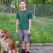 Tierpfleger Max Göpel mit Hund 