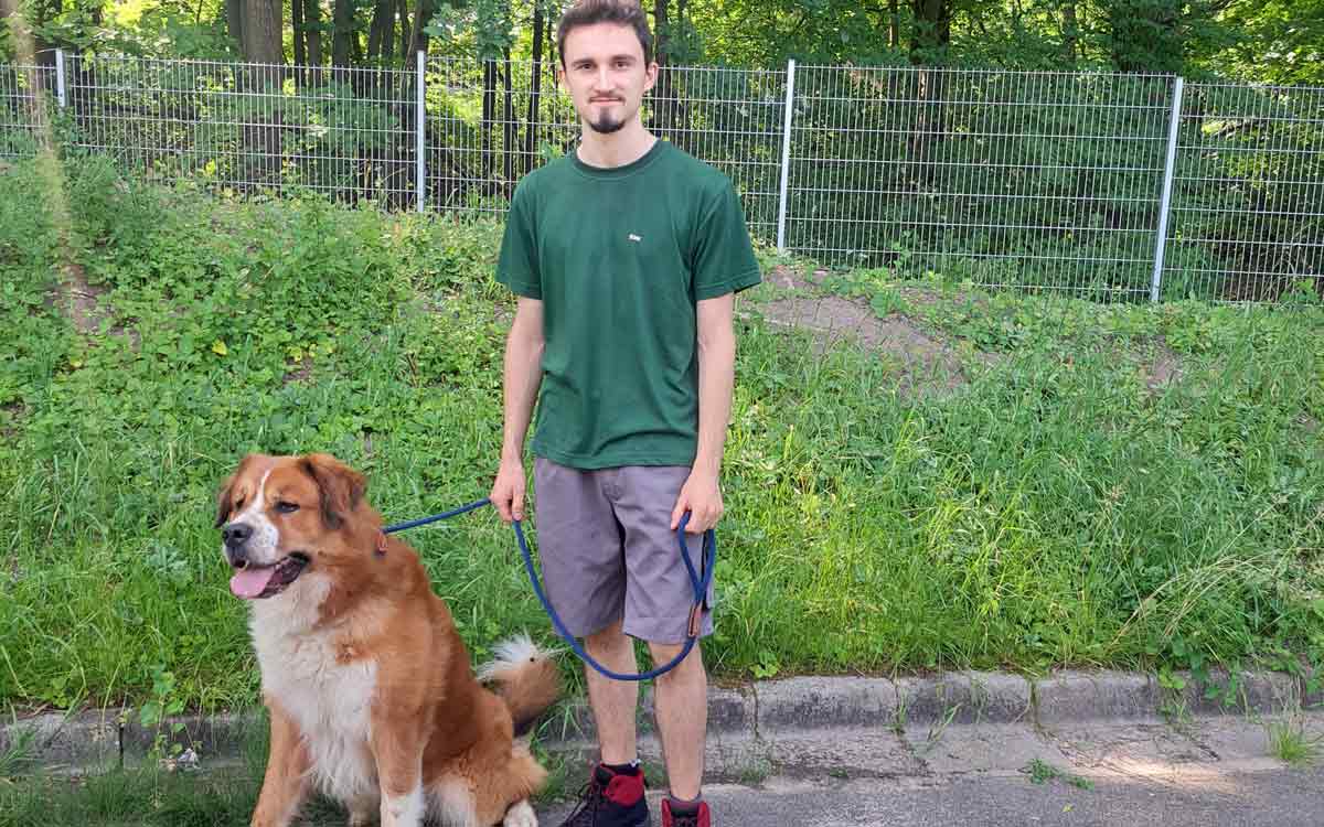 Tierpfleger Max Göpel mit Hund 