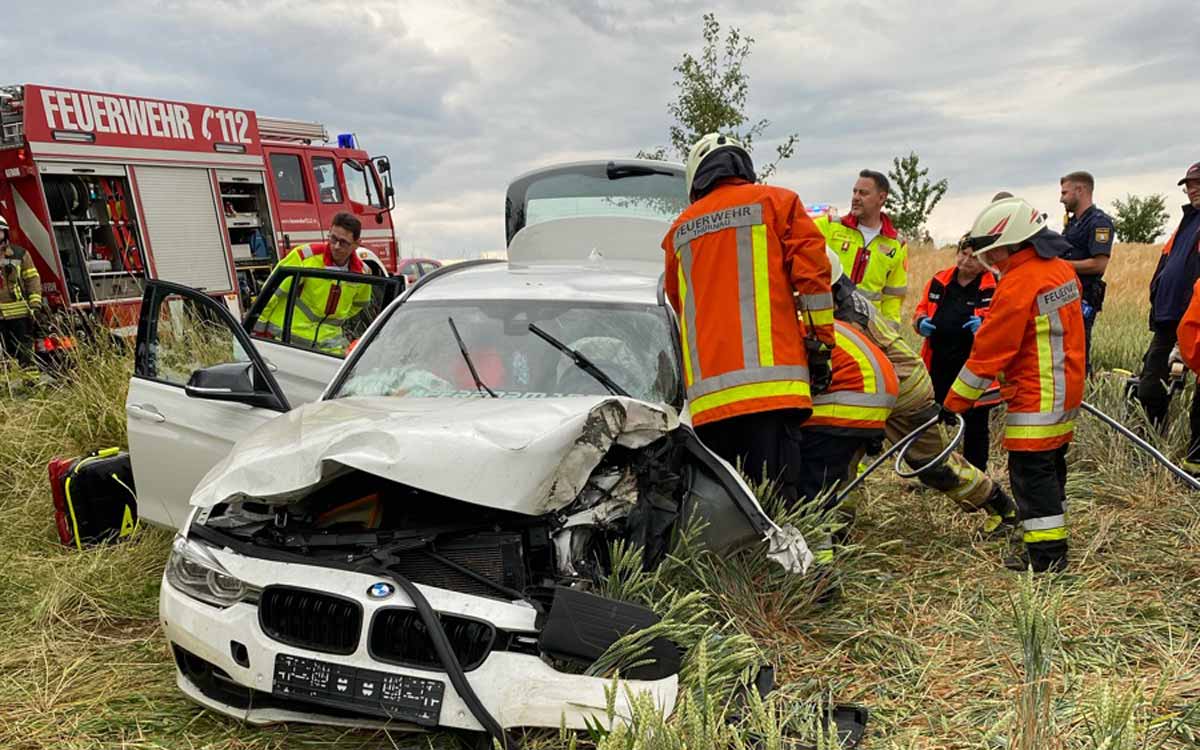 Der BMW war nach dem Unfall völlig zerstört. Foto: Polizei Kulmbach