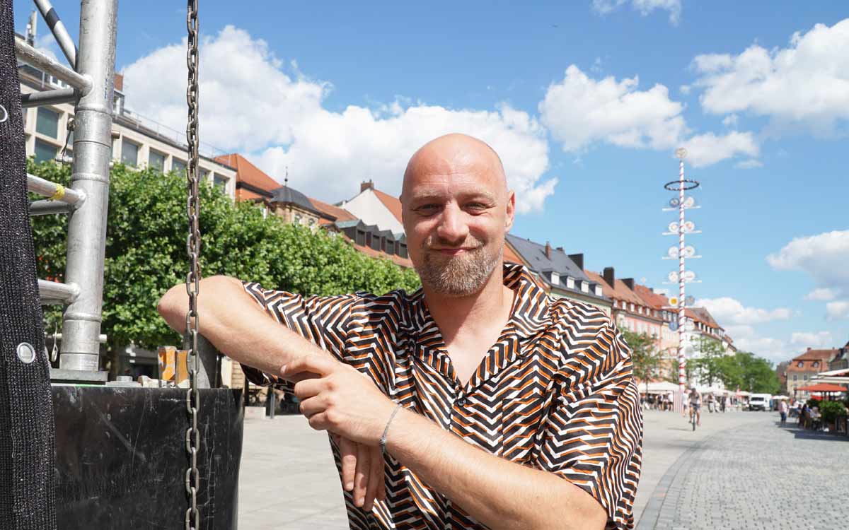 Christian Guth von der Bayreuth Marketing und Tourismus GmbH (BMTG) hat das bt auf einen Rundgang über das Bürgerfest-Gelände mitgenommen. Foto: Johannes Pittroff