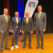 Von links: Jürgen Dünkel (Vorstand), Gregor Scheller (Präsident des Genossenschaftsverbands Bayern), Jürgen Handke (Vorstand) und Bernd Schnabel (Vorstand). Foto: VR Bank Bayreuth-Hof eG