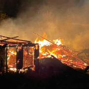 Großbrand auf Anwesen: Mehrere Scheunen und Wohnhaus betroffen. Foto: NEWS5 / Fricke