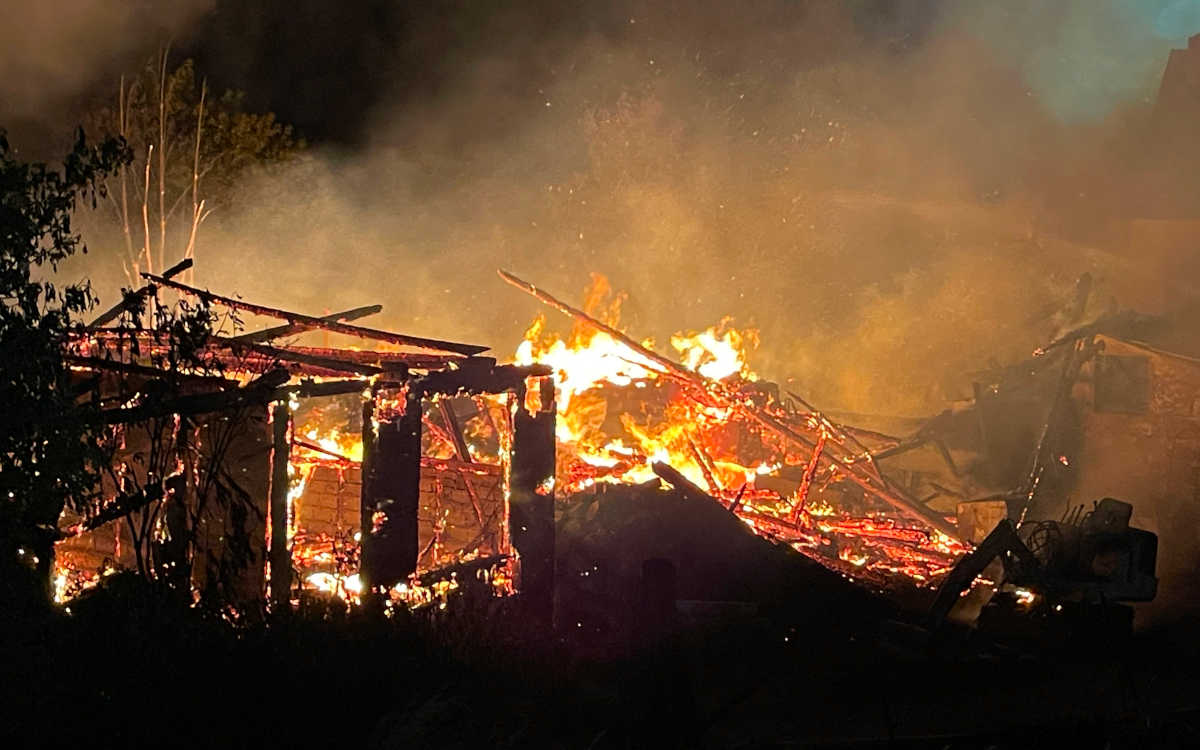Großbrand auf Anwesen: Mehrere Scheunen und Wohnhaus betroffen. Foto: NEWS5 / Fricke