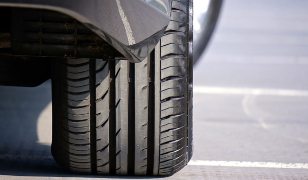 Mit durchdrehenden Reifen soll der 28-Jährige auf seine Nachbarin losgerast sein. Symbolbild: Pixabay