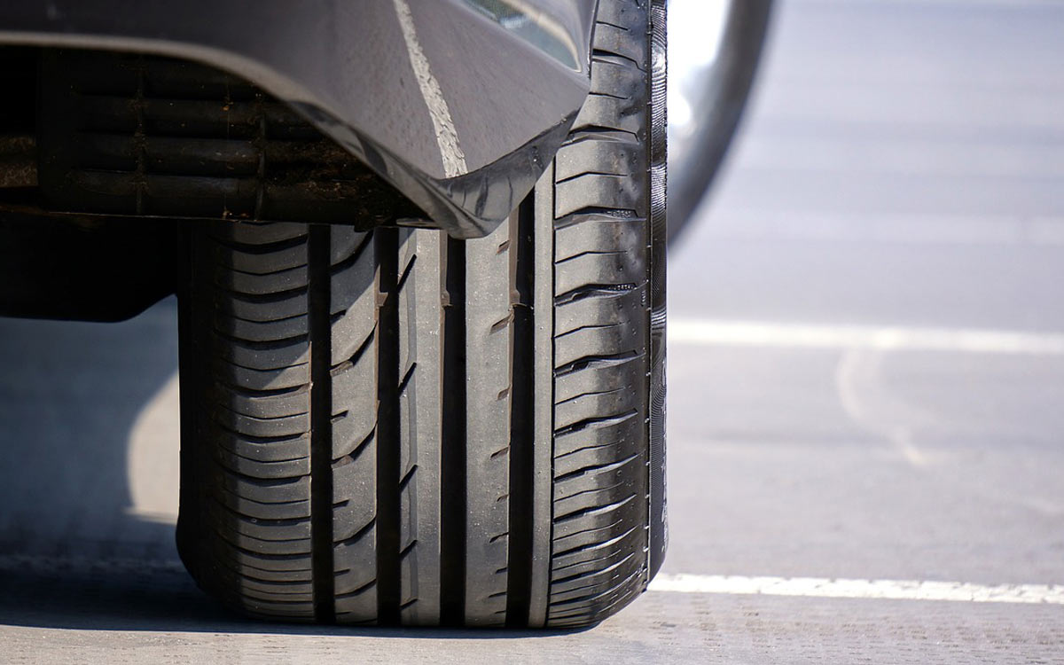 Mit durchdrehenden Reifen soll der 28-Jährige auf seine Nachbarin losgerast sein. Symbolbild: Pixabay