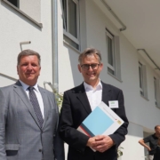 Bayerns Bauminister Christian Bernreiter (l.) und GBW-Chef Markus-Patrick Keil haben die Neubauten am Stuckberg eingeweiht. Foto: Johannes Pittroff