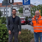 Der Zweite Bürgermeister Andreas Zippel (li.) und Stadtbauhof-Leiter Bernd Sellheim zeigen die neuen Parkplätze. Foto: Stadt Bayreuth
