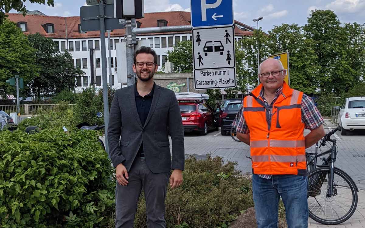 Der Zweite Bürgermeister Andreas Zippel (li.) und Stadtbauhof-Leiter Bernd Sellheim zeigen die neuen Parkplätze. Foto: Stadt Bayreuth