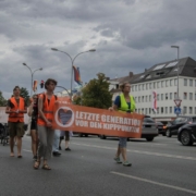 Der Protestmarsch der “letzten Generation” störte den Bayreuther Feierabendverkehr am Mittwoch. Bild: Jakobus von der Heyden.