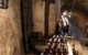 Gästeführerin Debra Lewis erzählt in den Bayreuther Katakomben ein neueres Kapitel der Biergeschichte: die Entwicklung des Flaschenbiers. Foto: Johannes Pittroff