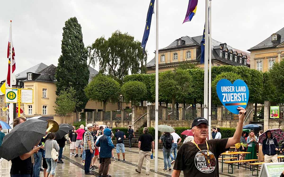 Der Grünen-Auftritt auf dem Bayreuther La-Spezia-Platz zog zahlreiche Demonstranten an. Foto: bt-Redaktion