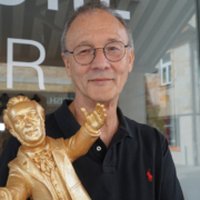 Künstler Ottmar Hörl präsentiert die neue Richard-Wagner-Figur vor seinem Projektbüro in der Bayreuther Ludwigstraße. Foto: Johannes Pittroff