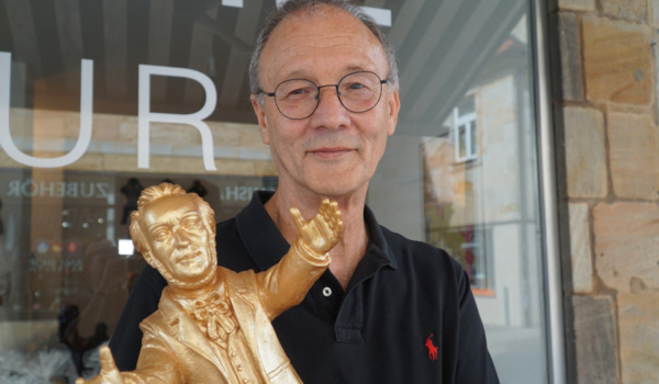 Künstler Ottmar Hörl präsentiert die neue Richard-Wagner-Figur vor seinem Projektbüro in der Bayreuther Ludwigstraße. Foto: Johannes Pittroff
