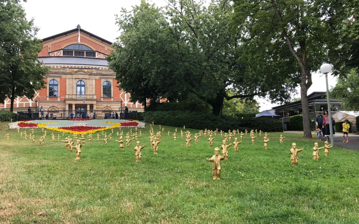 Die goldfarbenen Wagner-Figuren auf der Festspielhaus-Wiese am Premierentag. Foto: Johannes Pittroff
