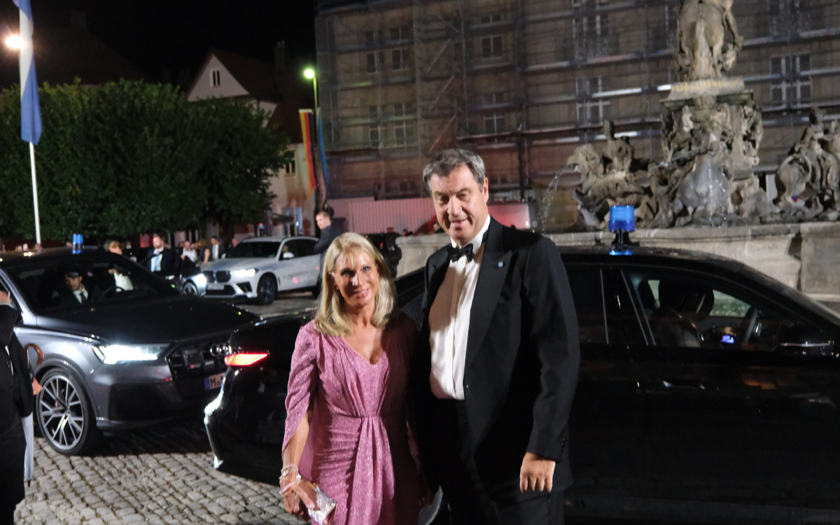 Ministerpräsident Markus Söder und Ehefrau Karin Baumüller-Söder kommen nach der Festspiel-Eröffnung am Neuen Schloss an. Foto: Ronay Kücük