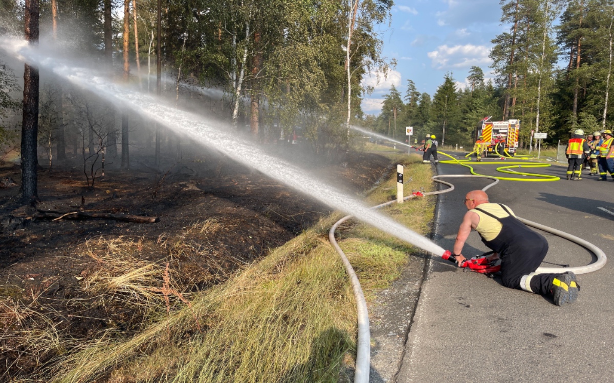 Ein größerer Waldbrand forderte die Einsatzkräfte am Montagabend den 10.06.23 die Einsatzkräfte in Oberfranken im Dreiländereck - Copyright Foto: NEWS5 / Fricke