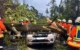 Der Baum stürzte bei Limmersdorf auf den fahrenden Dacia. Foto: Polizei Kulmbach