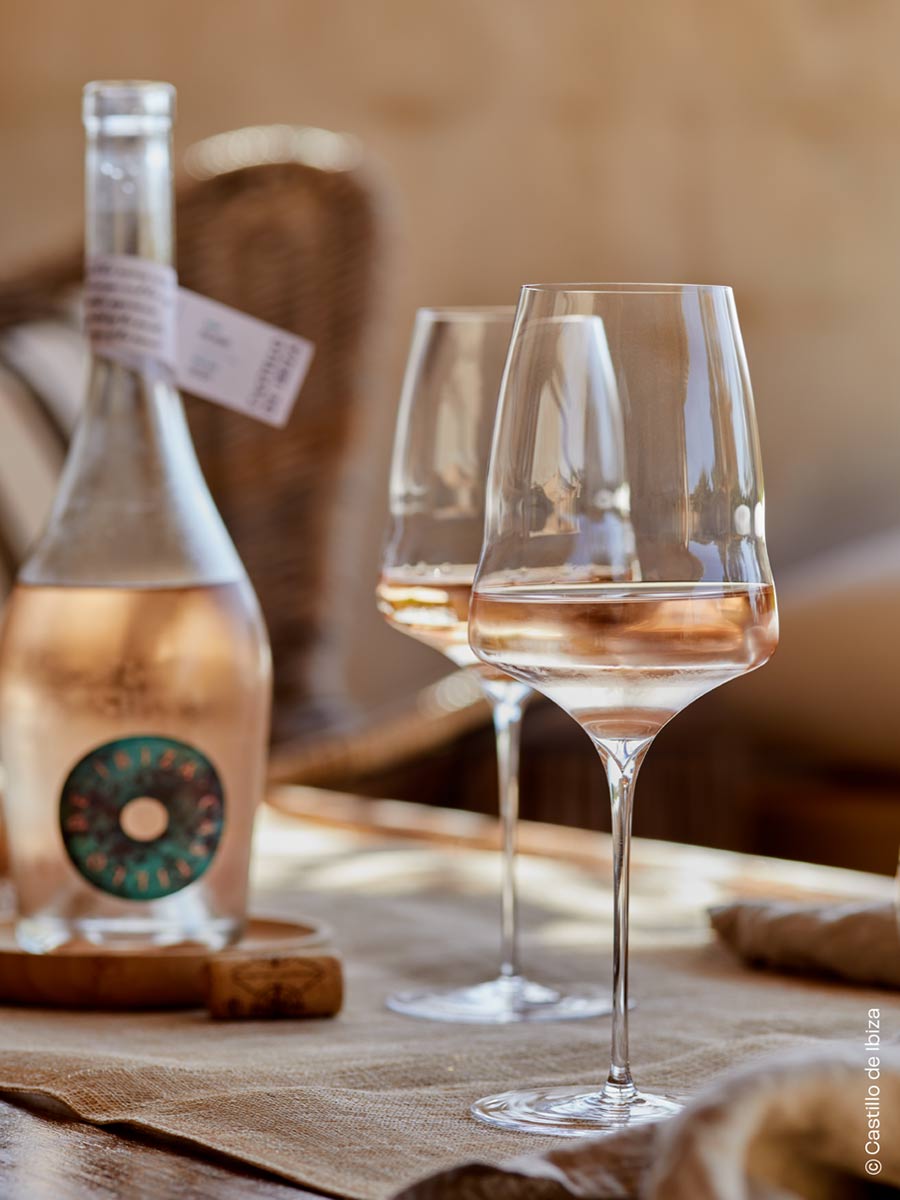 Sommerzeit ist ROSÈ Zeit und dieser Wein ist am besten mit dem richtigen Glas zu genießen. ©Castillo de Ibiza / Josephinenhütte.
