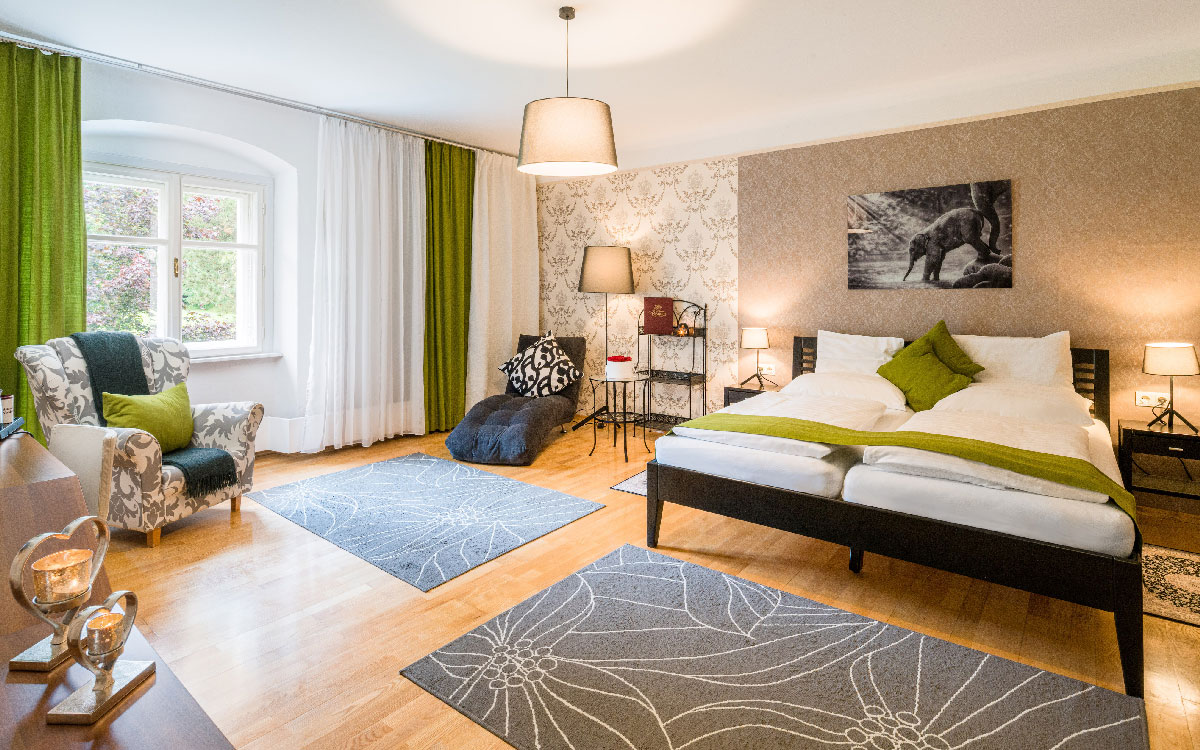 Edle Zimmerausstattungen gewährleisten ein schönes Wohlfühlambiente im Schloss ©Schlosshotel-Rosenau