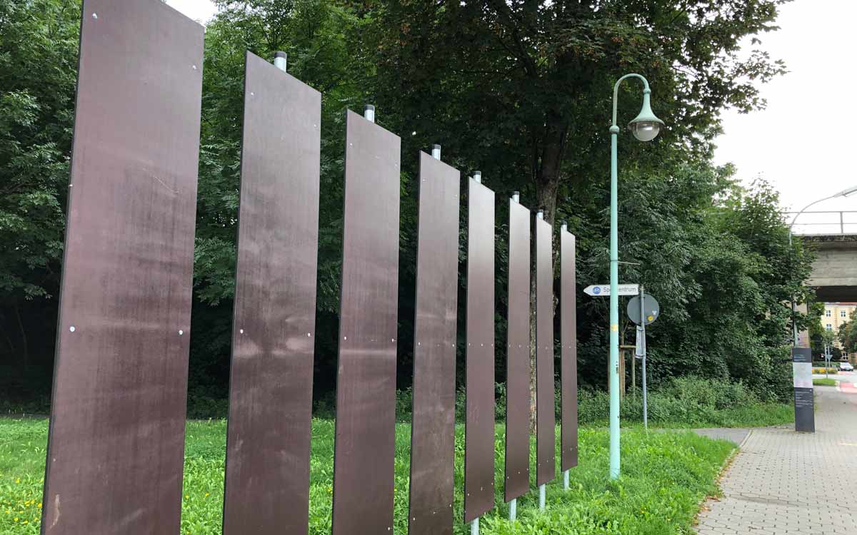 Die Stelen stehen jetzt an 42 Orten in Bayreuth, wie hier in der Albrecht-Dürer-Straße. Foto: Johannes Pittroff