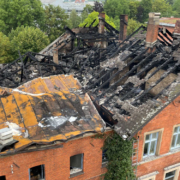Der Dachstuhl der Bayreuther Sudpfanne ist in der Nacht zu Mittwoch, den 16. August 2023, ausgebrannt. Foto: Tim Felder