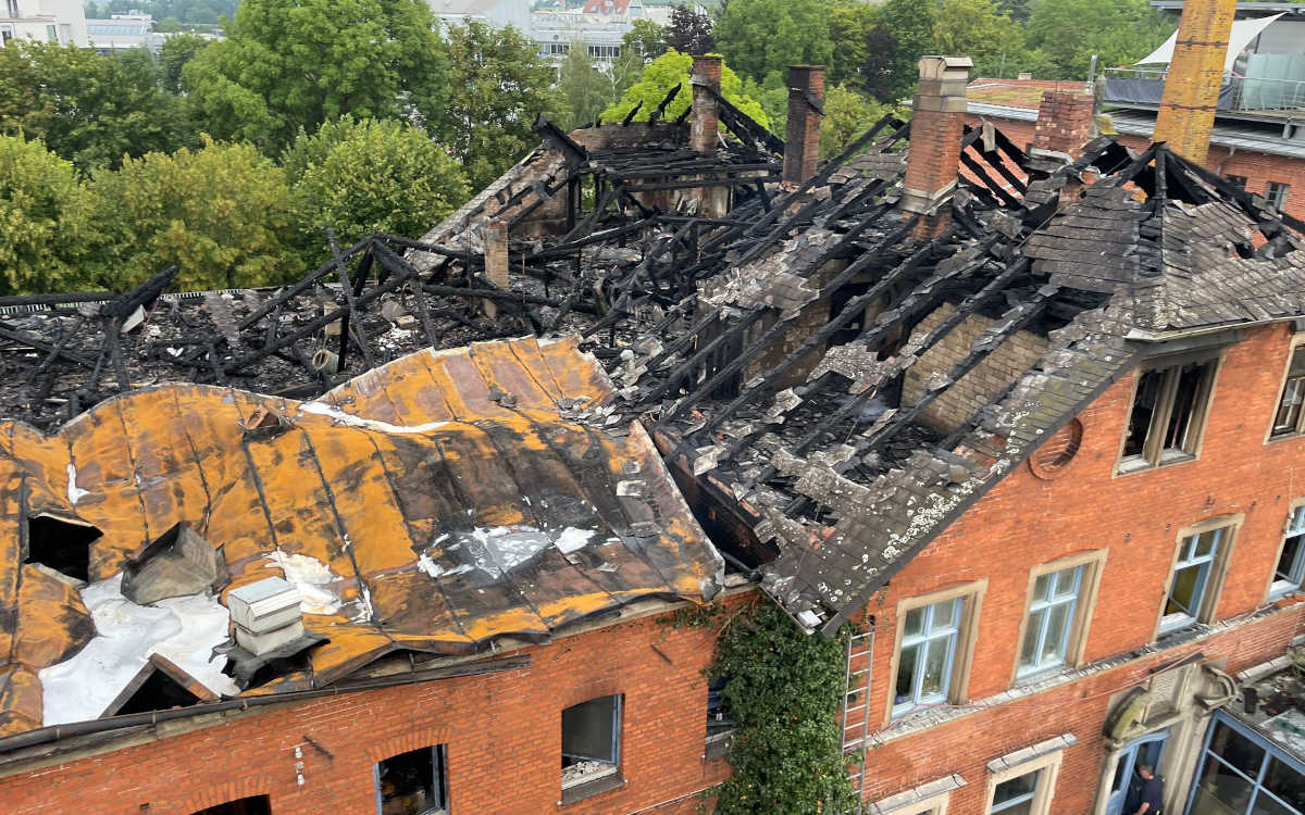 Der Dachstuhl der Bayreuther Sudpfanne ist in der Nacht zu Mittwoch, den 16. August 2023, ausgebrannt. Foto: Tim Felder