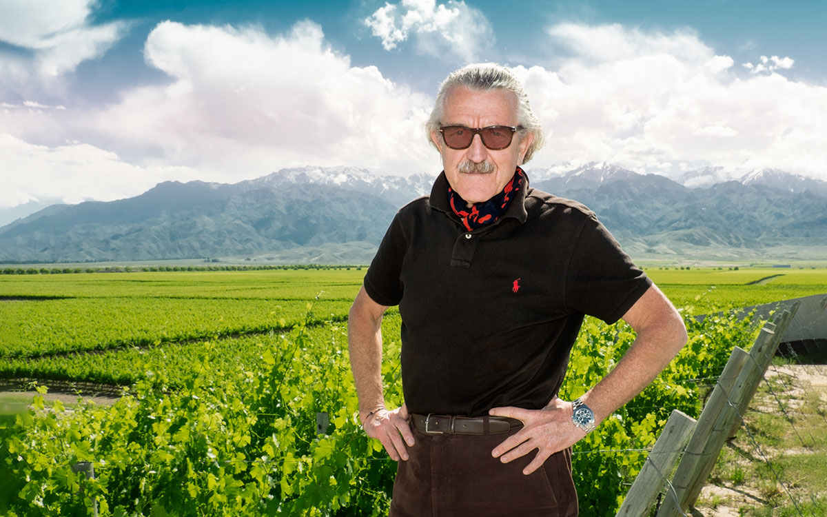 Der bekannte Musiker Dieter Meier von „Yello“ vor seinen Weinplantagen im argentinischen Bio Weingut Oje de Agua ©Dieter Meiers Ojo de Agua