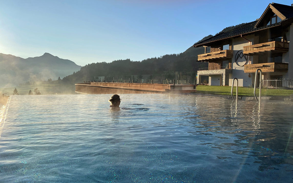 Im Außenpool des Hotels Bergblick den Bergen entgegen schwimmen. © Hotel Bergblick