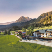 Inmitten einer imposanten Bergkulisse liegt das Hotel Bergblick & Spa. © Hotel Bergblick