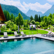 Den Bergen im Pool vom Hotel Bad Moos entgegenschwimmen und die schöne Berglandschaft genießen.