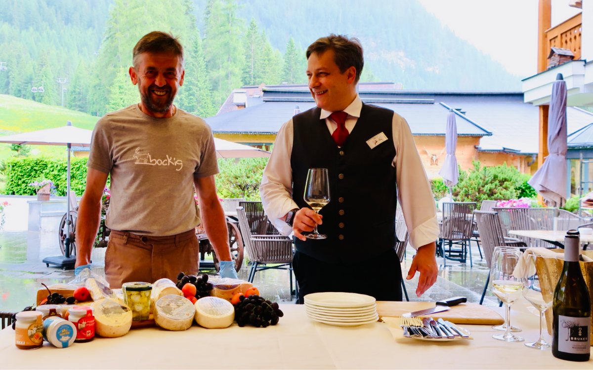 Wenn Andreas (Käseproduzent) auf David (Sommelier im Hotel Bad Moos) trifft, sind kulinarische Höhepunkte im Programm. David empfiehlt zum Käse immer den passenden Wein. ©Christian Schwert