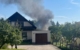 Die brennende Gartenhütte in Bayreuth stand gefährlich nahe am Wohnhaus. Foto: Feuerwehr Bayreuth