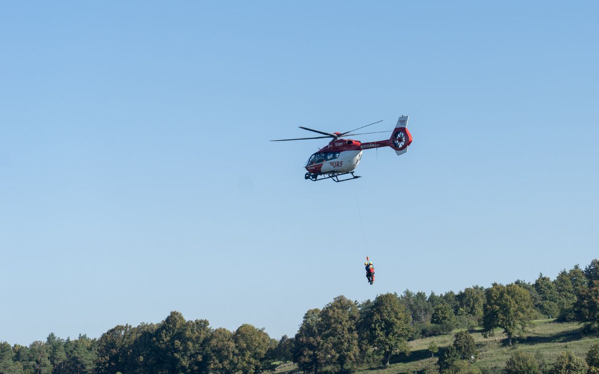 Am Samstag, dem 16. September 2023, führte die Bergwacht Frankenjura ihre halbjährliche Luftrettungsübung durch. Bild: BRK Bayreuth