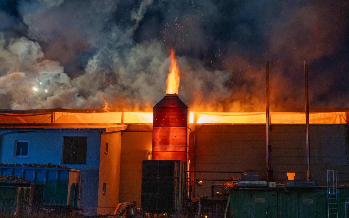 Die Flammen schlugen empor, sie zerstörten die Lagerhalle. Foto: NEWS5 / Merzbach