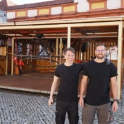 Geschäftsführer Maximilian Vogel rechts im Bild und Aufbauhelfer Jonas Taubmann während der Aufbauarbeiten im Ehrenhof. Bild: Koch