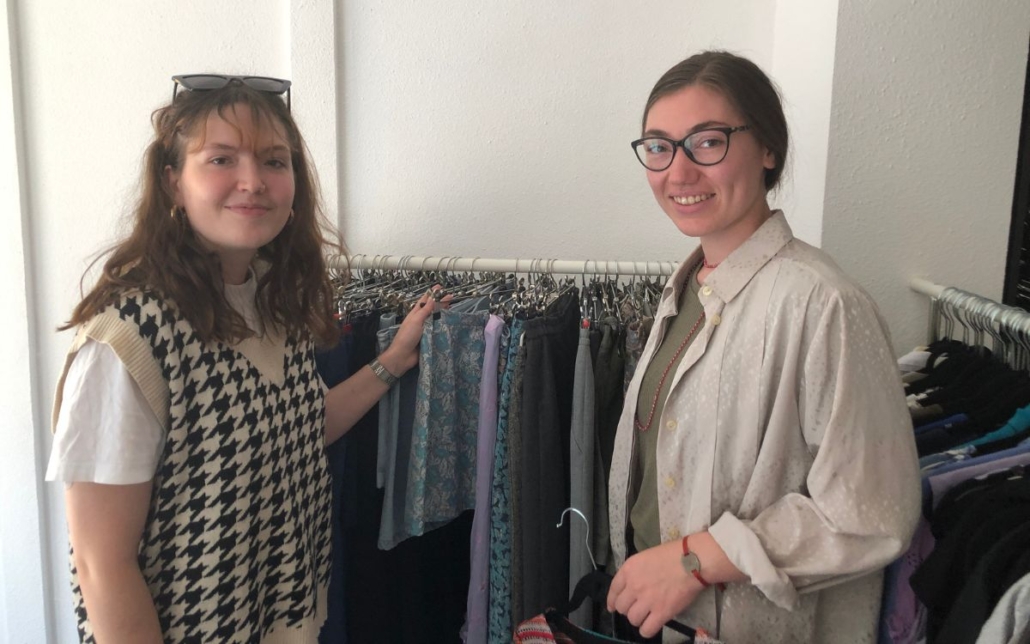 Die beiden Studentinnen Lisa-Miriam Jung (links) und Laura Büttner eröffnen im Oktober ihren Second-Hand-Laden “vonAnders”. Foto: Hans Koch