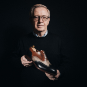 Ein Mann der für maßgeschneiderte Schuhe lebt: FRED MARX mit einem Schuh aus seiner Maßkollektion.© Mario Schmitt