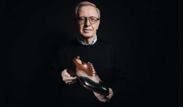Ein Mann der für maßgeschneiderte Schuhe lebt: FRED MARX mit einem Schuh aus seiner Maßkollektion.© Mario Schmitt