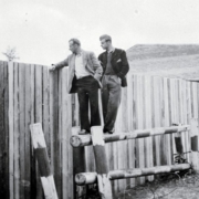 1952: Zwei Männer blicken über den kurz zuvor erbauten Holzbretterzaun in die DDR © Museum Mödlareuth ׀ Foto: Friedrich Marx
